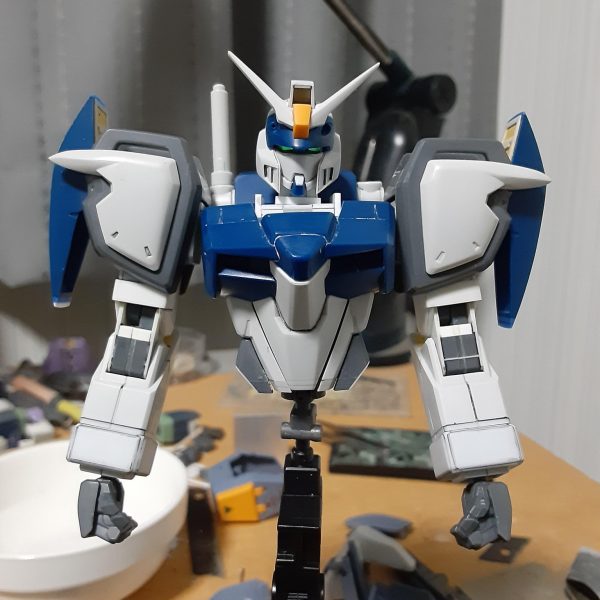 肩アーマー～肘までを改造して3年間も放置していた旧1/100デュエル。腕と胴体の接続や肩周りの可動範囲拡大をどうすればいいか先日急にいいアイディアが閃いたので改造に着手。どう改造したかは近日中に投稿しますが、肘の二重関節化や袖の新造、胴の延長などはこの写真からもわかると思います。&nbsp;20年以上前のキットなのでMGやHGCEには敵わない部分が多いですが、改めて眺めてみると、大半の合わせ目は正面から見て目立たない位置に配置されているし、色分けも細かく、当時のバンダイの技術レベルの高さに驚かされます。（2枚目）