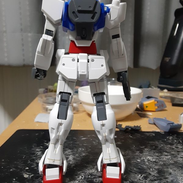 しばらく他のキットをいじっていて作業が遅れていた0ガンダム。とりあえず「後は塗るだけ！」という状態まで到達しました。まぁ、同じ所で足踏みしてるのがあと何体もいるんですけどね！会社員と農家を兼業していると忙しいのだよ。&nbsp;頭が少し小さいので合わせ目で前後に1ｍｍ延長。見づらいと思いますが、ポリ製の首も1ｍｍプラ板で囲んで塗装可能にしています。太いです（笑）。&nbsp;ふくらはぎの辺りにはダクトがあるのですが、真ん中にガッツリ合わせ目が通っています。幸い、「抜け」になっている部分を避けるような分割になっているので、凹部の合わせ目消しはあきらめてスジ彫りにしました。意地になって合わせ目消しをしようとするとかえって汚くなりそうなので、これでいいのです！&nbsp;シールド裏は縁に沿ってぐるっと肉抜きがあるのでパテ埋め。最近ポリパテの気泡埋めが面倒なのでエポキシパテにシフトしたのですが、こういう細長くて奥行きがある部分に流動性の低いエポパテは向きませんね。爪楊枝を使ってもうまく奥まで詰められないし、そうやって四苦八苦しているうちにパテが固まり始めるしで後処理が大変でした。（5枚目）