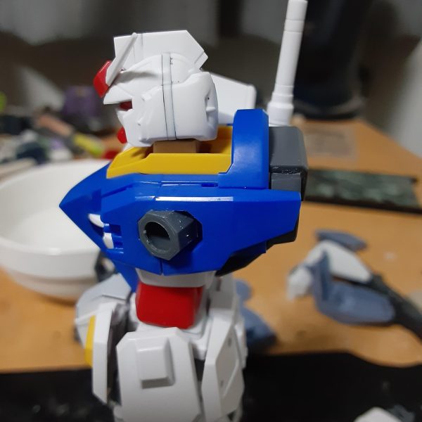 しばらく他のキットをいじっていて作業が遅れていた0ガンダム。とりあえず「後は塗るだけ！」という状態まで到達しました。まぁ、同じ所で足踏みしてるのがあと何体もいるんですけどね！会社員と農家を兼業していると忙しいのだよ。&nbsp;頭が少し小さいので合わせ目で前後に1ｍｍ延長。見づらいと思いますが、ポリ製の首も1ｍｍプラ板で囲んで塗装可能にしています。太いです（笑）。&nbsp;ふくらはぎの辺りにはダクトがあるのですが、真ん中にガッツリ合わせ目が通っています。幸い、「抜け」になっている部分を避けるような分割になっているので、凹部の合わせ目消しはあきらめてスジ彫りにしました。意地になって合わせ目消しをしようとするとかえって汚くなりそうなので、これでいいのです！&nbsp;シールド裏は縁に沿ってぐるっと肉抜きがあるのでパテ埋め。最近ポリパテの気泡埋めが面倒なのでエポキシパテにシフトしたのですが、こういう細長くて奥行きがある部分に流動性の低いエポパテは向きませんね。爪楊枝を使ってもうまく奥まで詰められないし、そうやって四苦八苦しているうちにパテが固まり始めるしで後処理が大変でした。（3枚目）