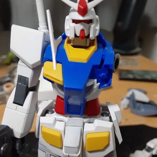 しばらく他のキットをいじっていて作業が遅れていた0ガンダム。とりあえず「後は塗るだけ！」という状態まで到達しました。まぁ、同じ所で足踏みしてるのがあと何体もいるんですけどね！会社員と農家を兼業していると忙しいのだよ。&nbsp;頭が少し小さいので合わせ目で前後に1ｍｍ延長。見づらいと思いますが、ポリ製の首も1ｍｍプラ板で囲んで塗装可能にしています。太いです（笑）。&nbsp;ふくらはぎの辺りにはダクトがあるのですが、真ん中にガッツリ合わせ目が通っています。幸い、「抜け」になっている部分を避けるような分割になっているので、凹部の合わせ目消しはあきらめてスジ彫りにしました。意地になって合わせ目消しをしようとするとかえって汚くなりそうなので、これでいいのです！&nbsp;シールド裏は縁に沿ってぐるっと肉抜きがあるのでパテ埋め。最近ポリパテの気泡埋めが面倒なのでエポキシパテにシフトしたのですが、こういう細長くて奥行きがある部分に流動性の低いエポパテは向きませんね。爪楊枝を使ってもうまく奥まで詰められないし、そうやって四苦八苦しているうちにパテが固まり始めるしで後処理が大変でした。（2枚目）