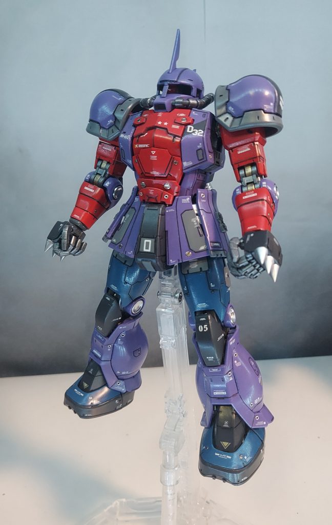 ベースゎMGシャアザク使える部分だけ改造パーツを使っています(A；´･ω･)前回のシンマツFSザクの影響でパネルライン色分けなどアドリブを入れま酢た(;￣ー￣A特徴的なナックル、顔面、マシンガンゎ改修して製作しま酢た(@￣ρ￣@)