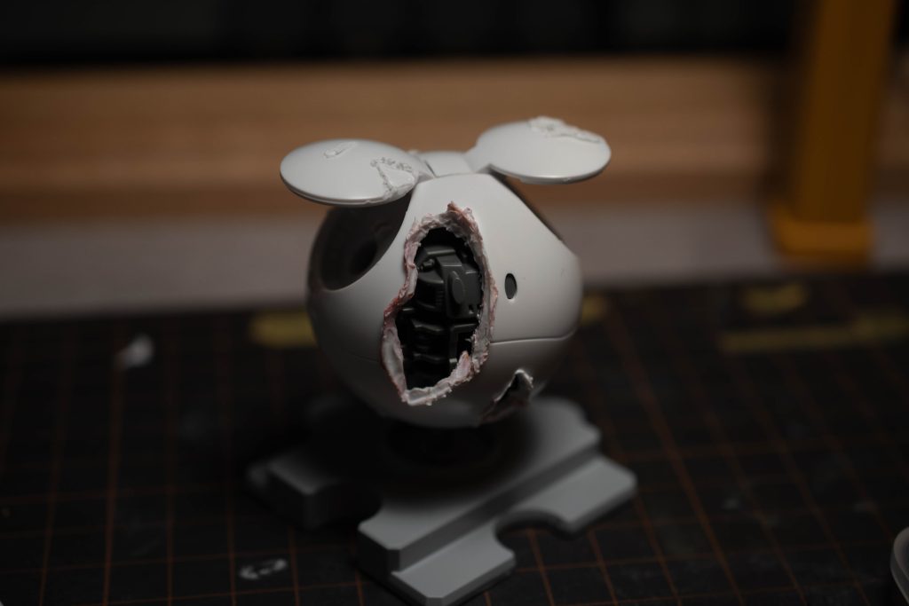 作成途中、塗装前にホットナイフでダメージ表現