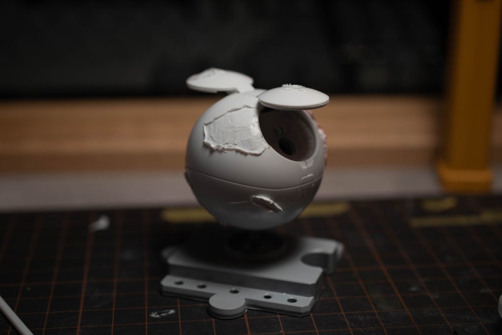 裏は内部ディテールないので貫通はさせれません。しかし前面とダメージ具合に差がありすぎるのもおかしいかなと思い、プラ表面を削ぐようにホットナイフで加工