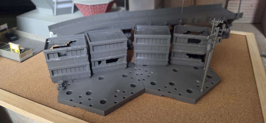 塗装前。サフを吹いてMr.ウェザリングカラーのステインブラウンを塗りたくっただけですが、だいぶ印象違いますね。