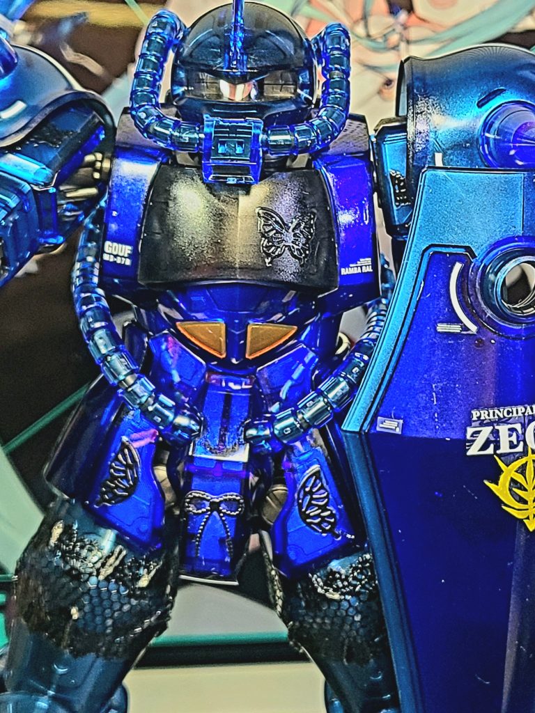 フレームはブライトアイアン、クリアパーツはブライトシルバーに裏からExブラック吹いてメリハリを出した。