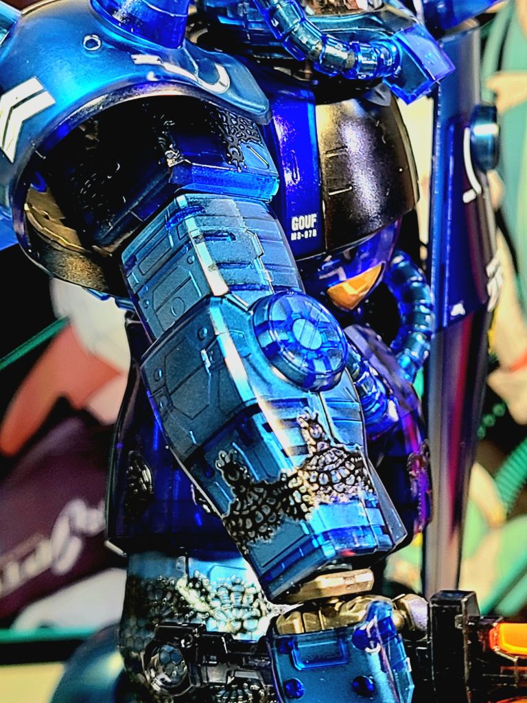 メカっぽく角ばった腕や足をネイルシールで装飾。&nbsp;