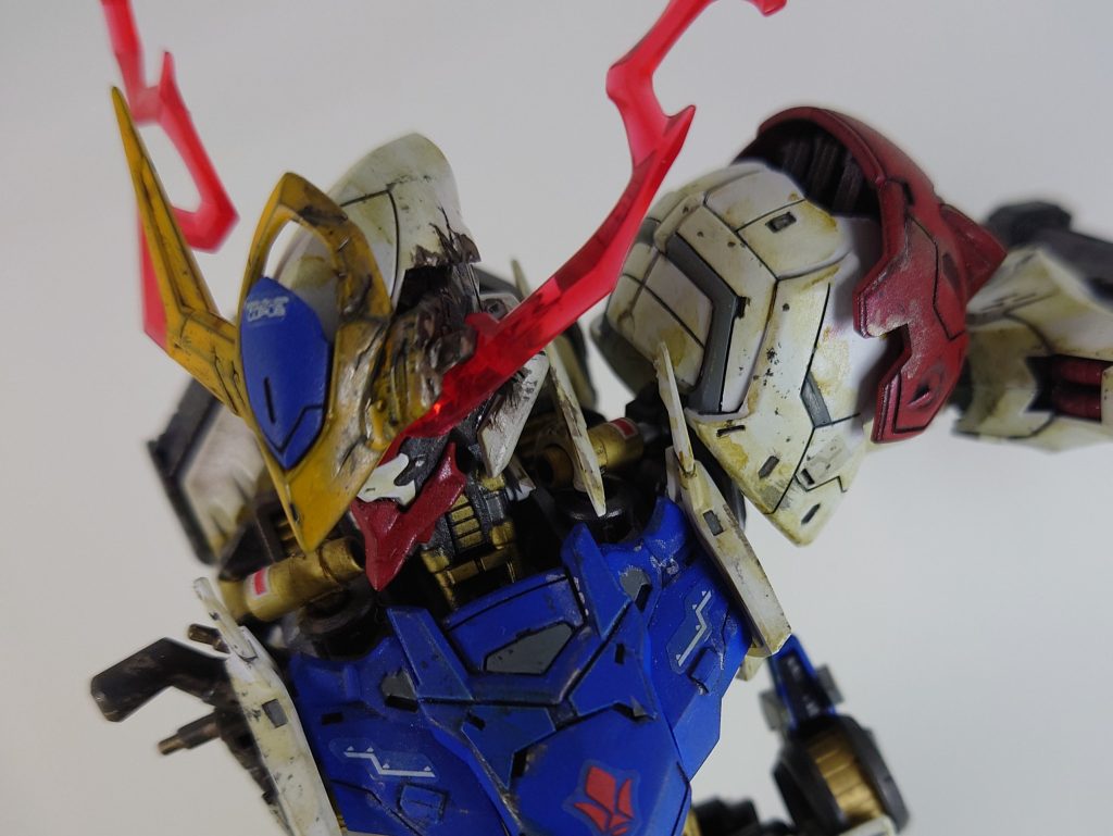 歴代ガンダムの中でも、個人的に1位2位を争うくらい泥汚れが似合うガンダムだと思っている、バルバトスルプス。今回はディテールアップも程々に、後は苦手なウェザリングに挑戦。そして、破壊による汚れにも挑戦しましたが、やはりまだまだ技量が足りないと、感じました😅。すまん、バルバトス…。