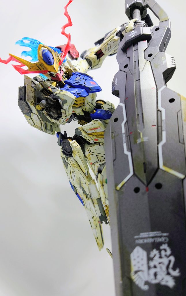 まさか、個人的に片腕の無いガンプラを制作することになるとは…😅。完成したガンプラを見て、子供が「 何で腕が無いの?、変じゃない?」と、いってくる始末(笑)。まぁ、今回ダメージver.制作なんて始めてだったので、良い経験をさせて頂きました(笑)。