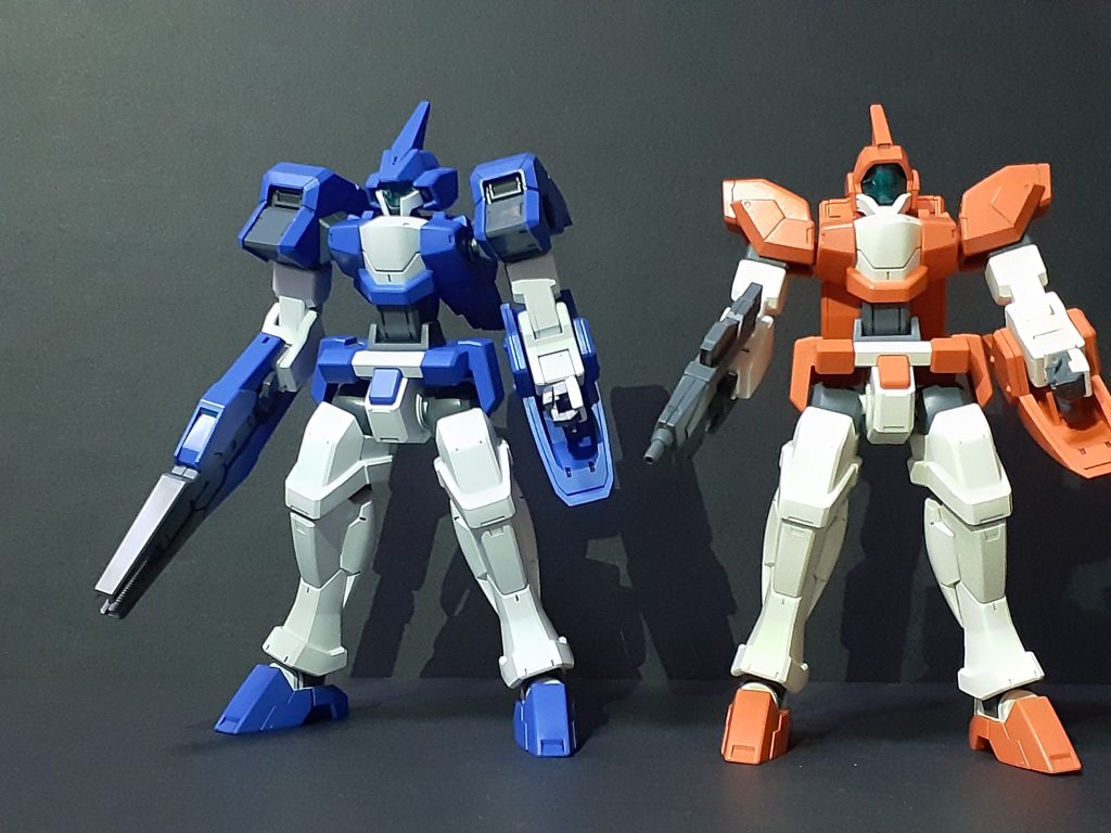 通常のジェノアスIIとは頭部、肩、バックパックが変更されています。頭部はTHE量産機的なジェノアスIIからヒロイックな印象がある形状に。なおジェノアスIIの顎の白はシールだったのに対しOカスタムはパーツ分けで色分けを再現しています