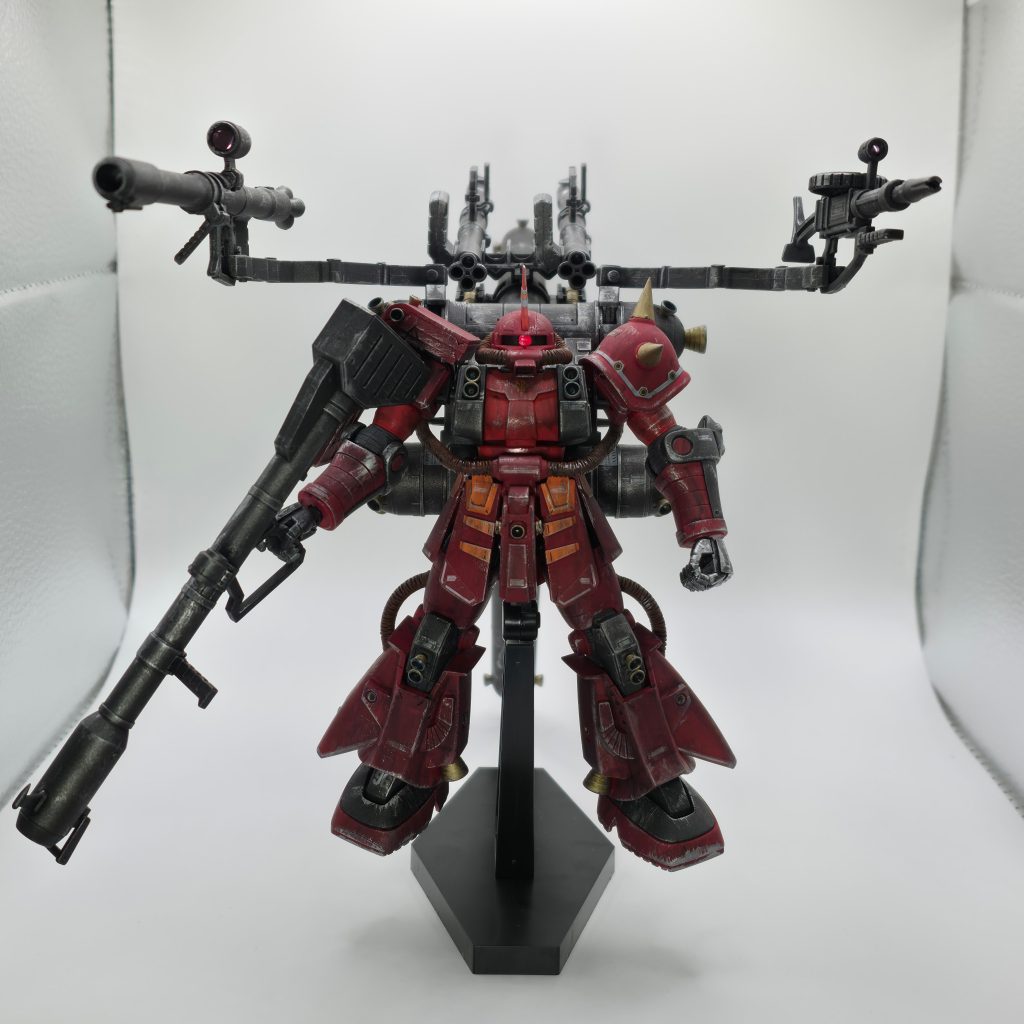 正面アームを展開すると大きすぎて、撮影ブースできれいに撮れませんでした。ガンダムタイプとは違って、どっしり構えてる感がかっこいい。胸部と腕部は、ベースレッドからオレンジを吹いたら、思っていたより、大分赤に近くなってしまいました。ベースイエローか、ベースホワイトが正解だったか…シールの色と差が出てしまいが、これはこれでよしとしました。&nbsp;