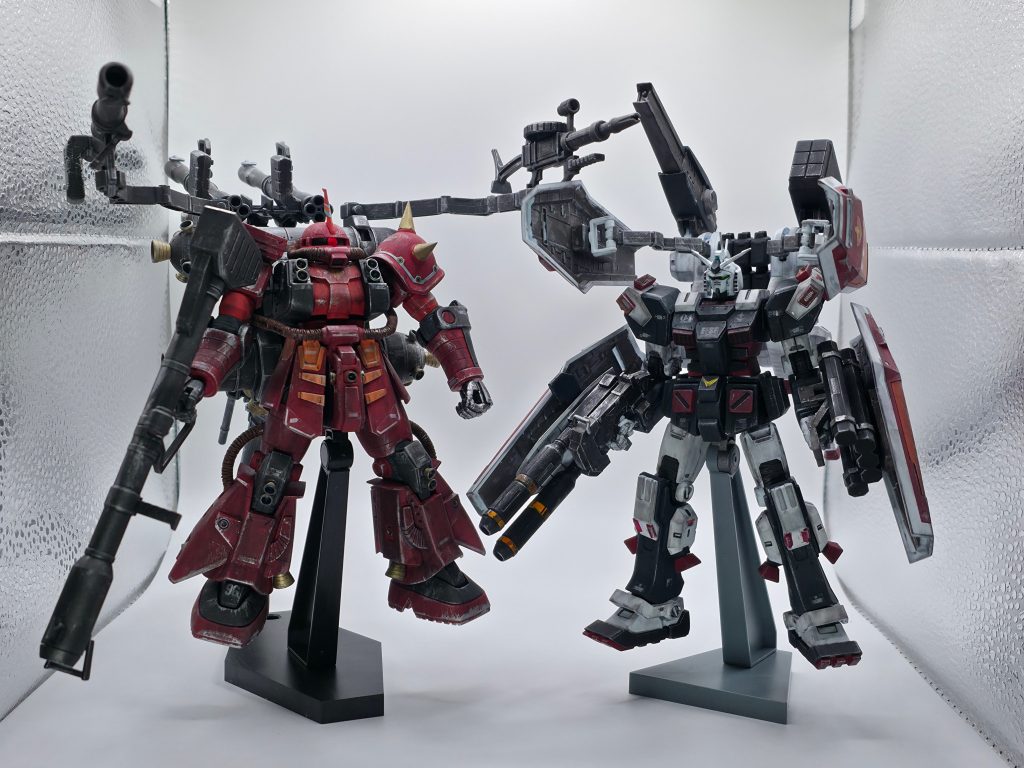 フルアーマーと並べると圧巻ですね。早く並べて、写真撮りたいと思ってました。色々重すぎて、ポーズ取り辛いのでこのままで飾ってます。