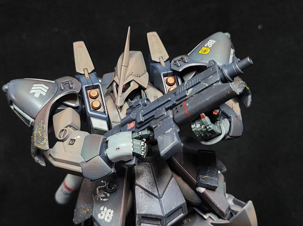 銃構えポーズ。