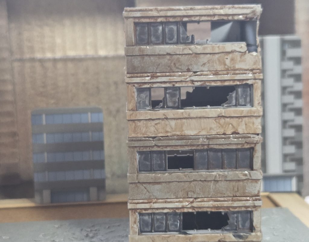 BOOK・OFFにてカスタマイズシーンベース(市街地)が1セット700円だったため、3個購入。ビルは塗装後ウェザリングしてあります。