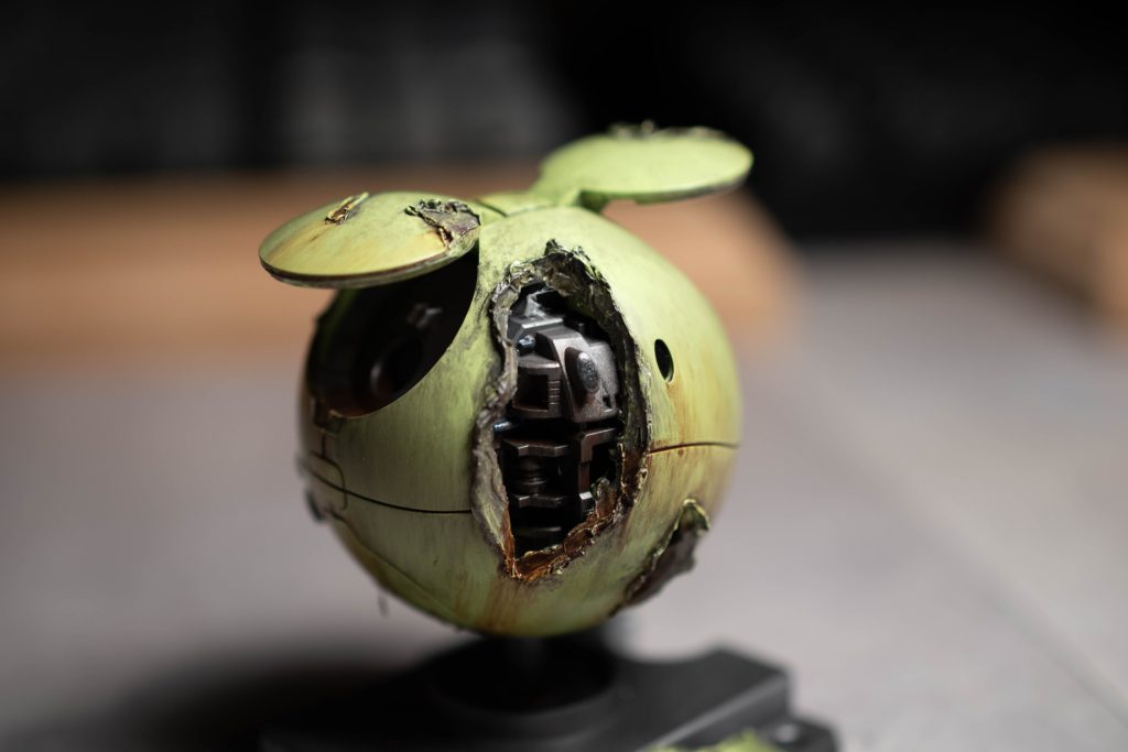 ダメージ加工してから内部はガンメタサフ外装はグレーサフの後Mr.カラーラスキウスアウラのライムグリーンダメージ部分もいったん普通に塗ってウェザリングで調整しました。