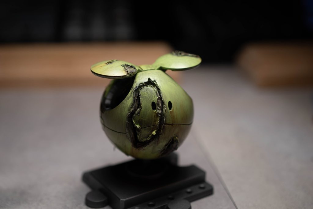 切り取った部分も取付可能（すぐポロリするけど）ウェザリングはマルチブラック全体→グランドブラウン全体部分的にステインブラウンダメージ焼け部分はタミヤアクリルのハルレッドをドライブラシ