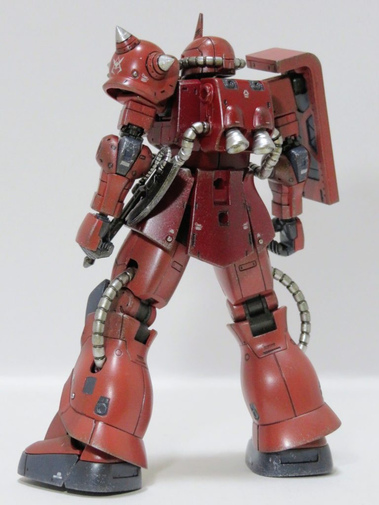 作業内容・合わせ目消し・筆塗りで武器一式と、MS本体の色が足りない箇所+αを塗装・ウェザリングマスター（シルバー・ガンメタル）と水性ホビーマーカーを使用してウェザリング・ツノと肩のスパイクをシャープ化・モノアイ部分にピンバイスで穴を空け、クリアパーツを埋め込み・各武器のスコープ部にクリアパーツを使用・各所にスチールボールを埋め込み