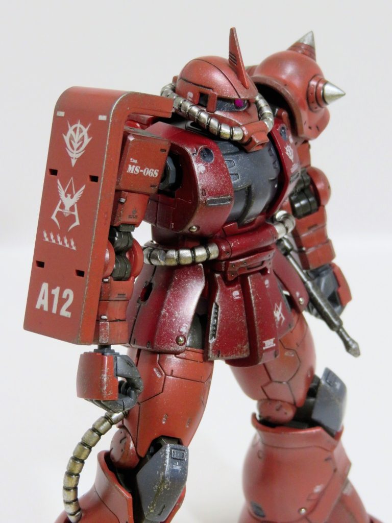 シャアザク本体は成形色仕上げで、武器等は合わせ目を消して塗装しています。