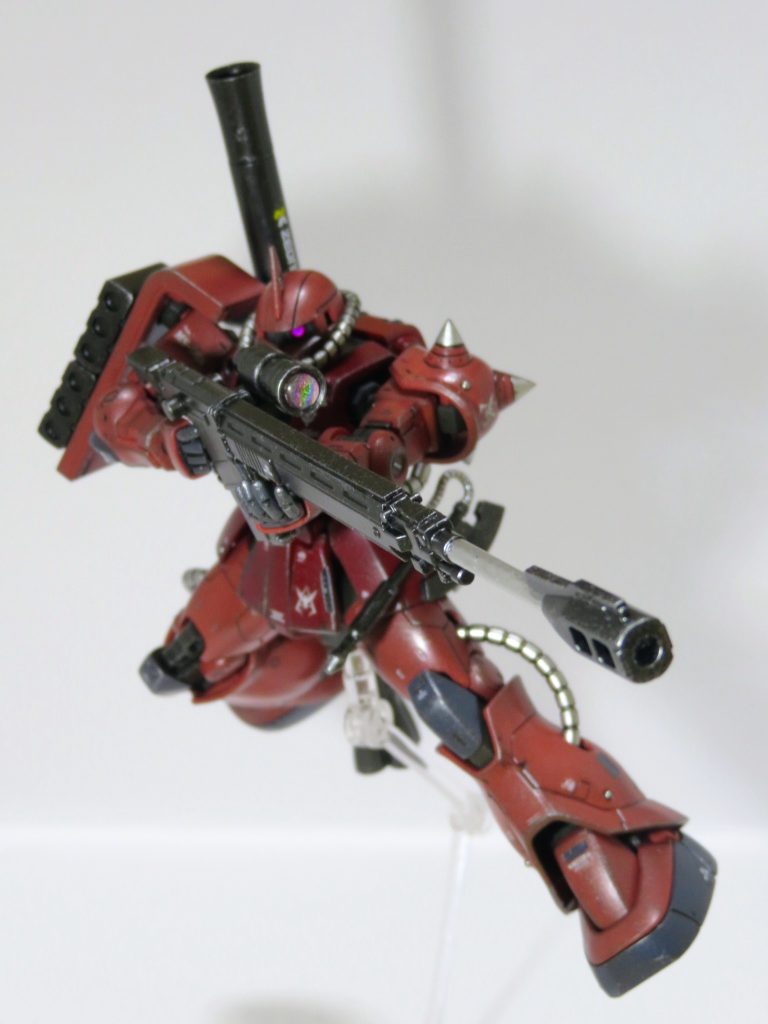 スコープ部にはトランザムホロレッドとガンダムメタレッドで塗装したクリアパーツを張り付けています。シルバーの部分は、ガンダムマーカーシ　ャインシルバーを使用。デカールは、付属のものは使わず、ガンダムデカールを使用しました。水転写式デカールじゃないと厚みが目立ち、ウェザリングしたときに厚みの段差に引っ掛かりますよね(-_-;)