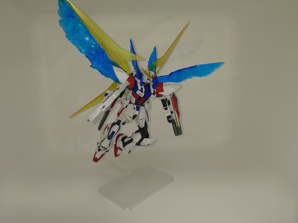 プラフスキーウイングをつけてみました。ポーズももっと疾走感のある感じにしたかったんですがセンスがないので難しそうです。(笑)ウイングにはラメ入りのUVレジンを塗布してプラフスキー粒子を使っている感じを出したのと、つなぎ目が目立ちすぎるのでレジンでウイング部を増設してます。