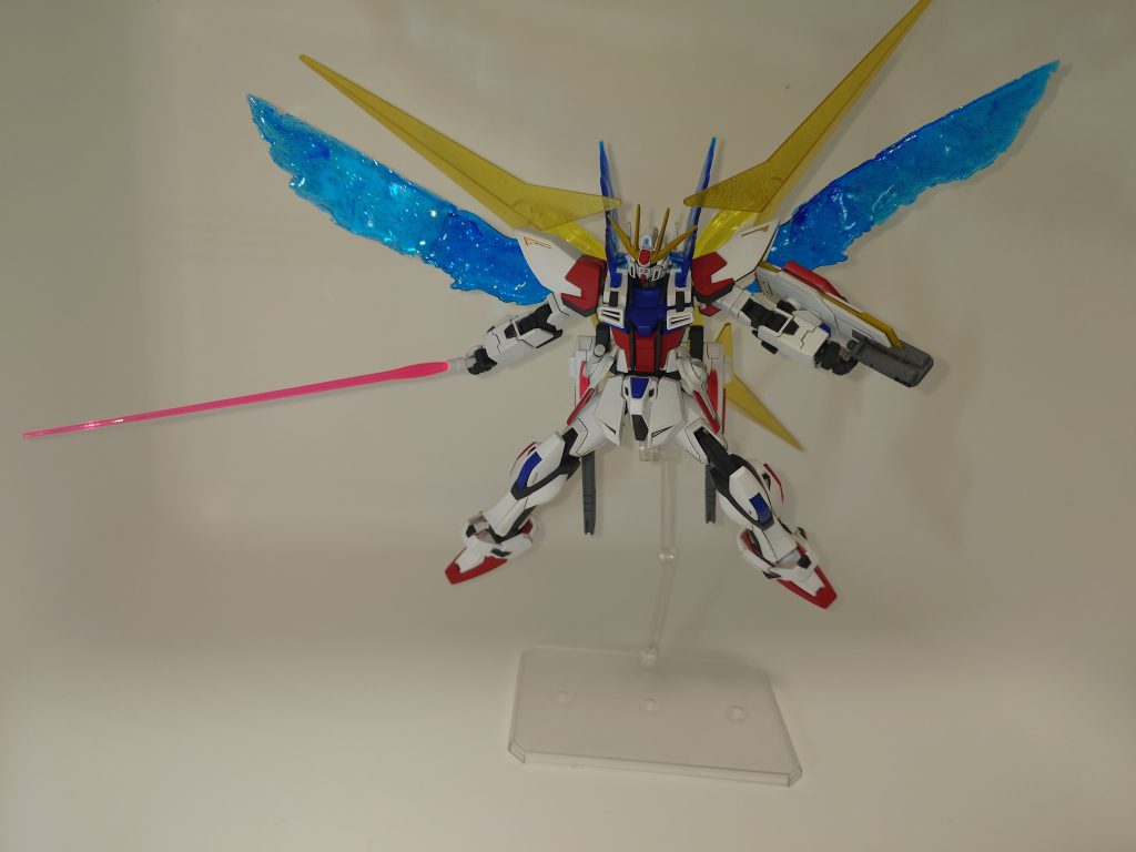 劇中だとこの状態でのバトルがあんまりないのでビームサーベルの抜刀状態も見た記憶がないですね。