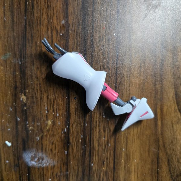 お疲れ様です。クリーム宗田です( ﾟДﾟ)今回初挑戦しております、スジボリでございますが・・・ありえんくらいムズイ( ﾟДﾟ)そもそもキュベレイって丸みのあるデザインだからむずかしいんじゃ・・・と思いつつも失敗した部分を埋めつつ彫っています。彫った跡を綺麗にならすには何がいいんですかね・・・ひとまず腕はOKとして、次は脚部に行きます！（2枚目）