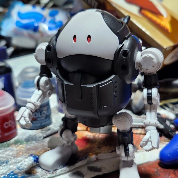 サフを吹いて下地を作り仮組みこのまま完成でも良いくらい発色が良くて困るが筆塗りしたいのでシタデルで塗る