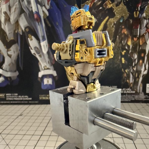 最近のMGって、こんなにパーツ数多いんでしたっけ?MGEXストライクフリーダムを作っていますが、HGみたいに「一度全部仮組みしてからバラして塗装」というのが難しいですね。特にゴールドの積層フレームは、一度バラすとバラバラに崩れてしまうので、結局、少しずつ組み立てながら塗装する形にしました。メッキパーツを剥がして合わせ目やゲート処理をしようかとも考えたのですが、自分ではこれほど輝くゴールドを吹く自信がなかったので断念しました。銅色のパーツはメッキを落としてシャンパンゴールドに塗り替え。ゴールド部分はHSM-02を使っていますが、やっぱりラッカー系の発色には敵いませんね…。でもラッカーは塗装ブースを使っていてもどうしても臭いが残ってしまい、家族に不評なので我慢です。今回は珍しくパイロットも塗装しました。以前は「いつか自分が乗れるように」とあえてシートを空けていたのですが、今回はしっかり乗せてみました。(2枚目)