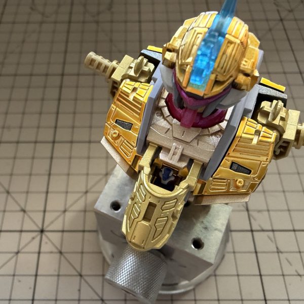 最近のMGって、こんなにパーツ数多いんでしたっけ?MGEXストライクフリーダムを作っていますが、HGみたいに「一度全部仮組みしてからバラして塗装」というのが難しいですね。特にゴールドの積層フレームは、一度バラすとバラバラに崩れてしまうので、結局、少しずつ組み立てながら塗装する形にしました。メッキパーツを剥がして合わせ目やゲート処理をしようかとも考えたのですが、自分ではこれほど輝くゴールドを吹く自信がなかったので断念しました。銅色のパーツはメッキを落としてシャンパンゴールドに塗り替え。ゴールド部分はHSM-02を使っていますが、やっぱりラッカー系の発色には敵いませんね…。でもラッカーは塗装ブースを使っていてもどうしても臭いが残ってしまい、家族に不評なので我慢です。今回は珍しくパイロットも塗装しました。以前は「いつか自分が乗れるように」とあえてシートを空けていたのですが、今回はしっかり乗せてみました。(3枚目)