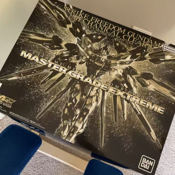 最近のMGって、こんなにパーツ数多いんでしたっけ?MGEXストライクフリーダムを作っていますが、HGみたいに「一度全部仮組みしてからバラして塗装」というのが難しいですね。特にゴールドの積層フレームは、一度バラすとバラバラに崩れてしまうので、結局、少しずつ組み立てながら塗装する形にしました。メッキパーツを剥がして合わせ目やゲート処理をしようかとも考えたのですが、自分ではこれほど輝くゴールドを吹く自信がなかったので断念しました。銅色のパーツはメッキを落としてシャンパンゴールドに塗り替え。ゴールド部分はHSM-02を使っていますが、やっぱりラッカー系の発色には敵いませんね…。でもラッカーは塗装ブースを使っていてもどうしても臭いが残ってしまい、家族に不評なので我慢です。今回は珍しくパイロットも塗装しました。以前は「いつか自分が乗れるように」とあえてシートを空けていたのですが、今回はしっかり乗せてみました。(4枚目)