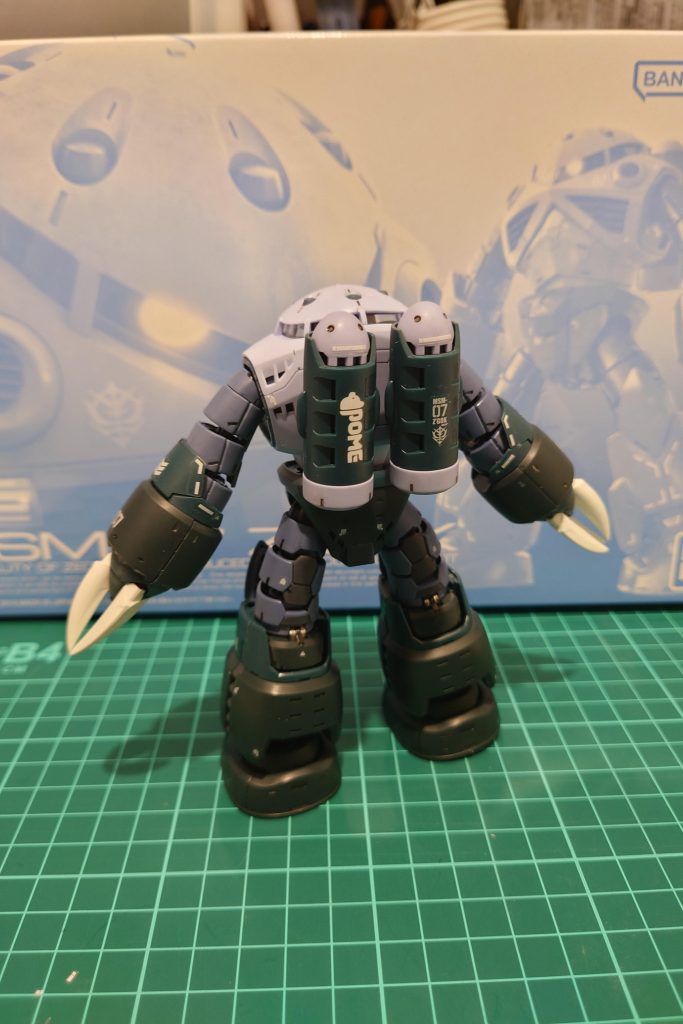 バックショット。普段、デカールは貼ってないですが貼ってみると印象が変わって、だいぶイケメンになっちゃいますね😎