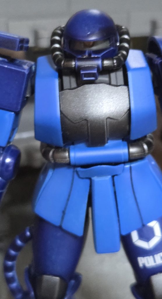 モノアイはピンバイスで穴あけしHアイズを埋め込みました…が、ちょっと上向きすぎたかな、アップにしないとモノアイが見にくくなりました。