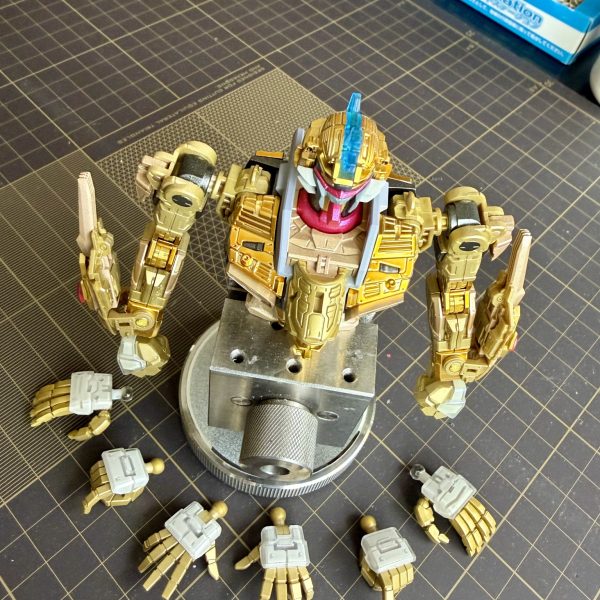 ここ二日は腕部の製作です。このエモーションマニピュレーター（全可動手）は、今まで作った中で一番忍耐力が試されるパーツでした…。最初はガチガチに硬いのに、動かしているうちに今度はポロリしやすくなってしまいます。次からは固定タイプの手首パーツを使おうかな、と思っています。（2枚目）