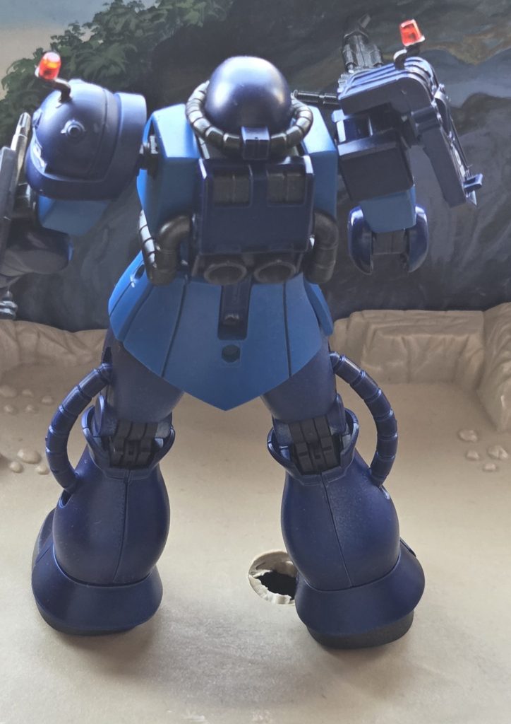 塗料にはタミヤカラーのディープメタリックブルーとブリリアントブルー、メタリックブラックを使用。墨入れ後つや消ししています。