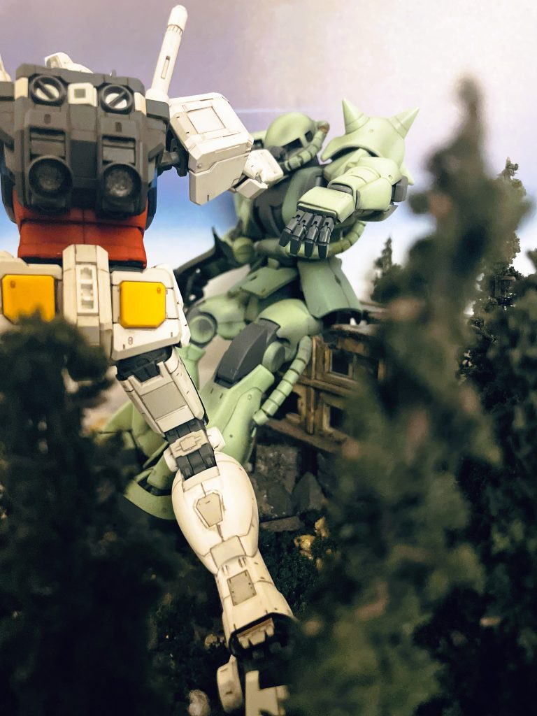 ガンダム、大地に立つ！　第１話の印象的なシーンをジオラマで表現する予定です。アッガイよりもこちらが先かもしれません。