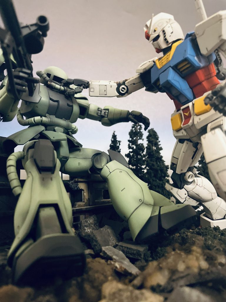 ジーンのザクの頭部ダクトを掴み、、