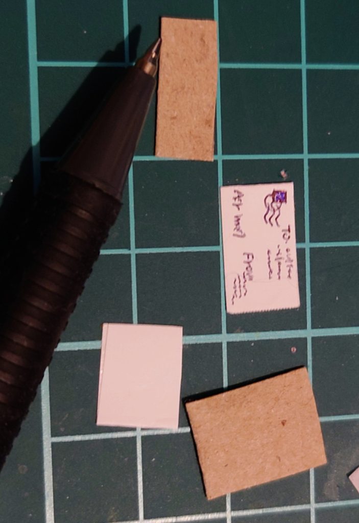 制作過程③ハガキと封書は7mm〜13mmくらいのサイズです。