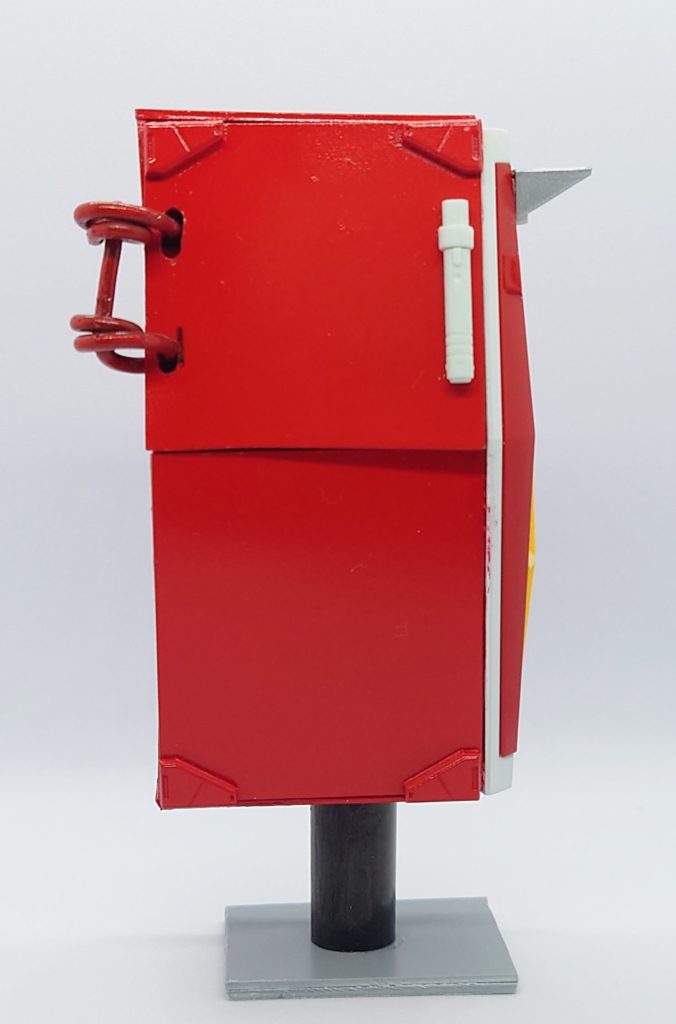 開閉扉引手部分にビームサーベルの持ち手を付けてみました。投函口の雨除けバイザーも長めに作成。※扉、本当はちゃんと閉まります…。