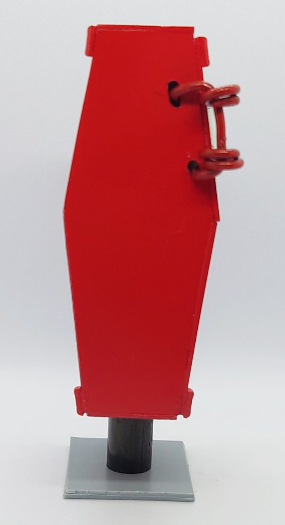 扉の開閉可動部分は、試行錯誤した結果…ワイヤーになりました。もっとキレイにしたかったんですが、内側の接着部分がプラセメントによって負けてしまい歪んでしまったため、扉をパチっとハメるのが困難になってしまいました。