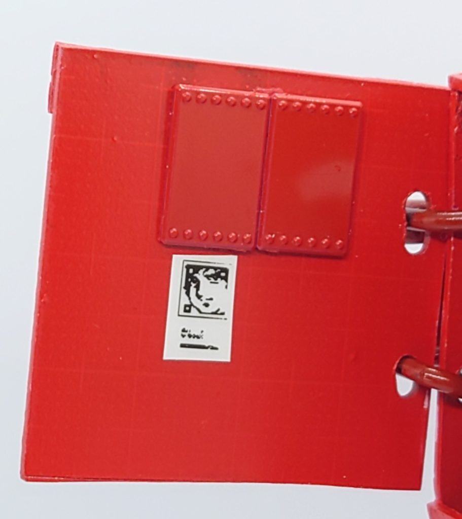 扉内側にはポストＱＲコードというものがありまして、回収時に読み取るわけですね。このＱＲコードはアムロのドット絵にしてみました。その下に文字が潰れてしまっていますが、『ポストコード　RX-78-2-0001』『地球連邦郵便株式会社』と記載しています。