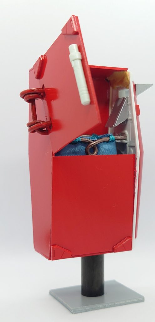 投函物がきちんとポスト回収袋にライドインするように、投函口から滑り台を付けています。実際のポストにもあります。