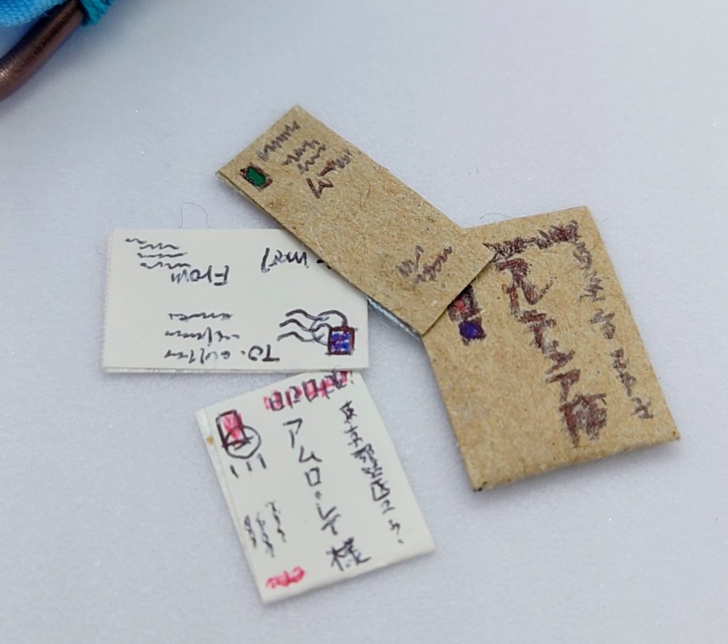 ハガキや封書も少しですが作ってみました。すんごい小さくて、もう目が保ちません。あ、アムロ宛のハガキに日付印まで描いてしまった。ポストから回収のはずでは…？