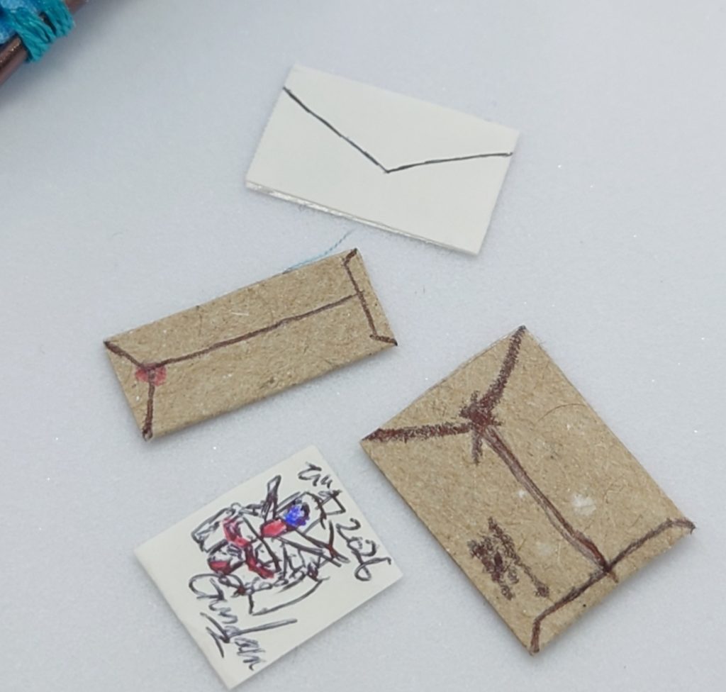 ハガキと封書の裏側です。うん。ガンダムと思えば見える。…見える、私にも見えるぞ！