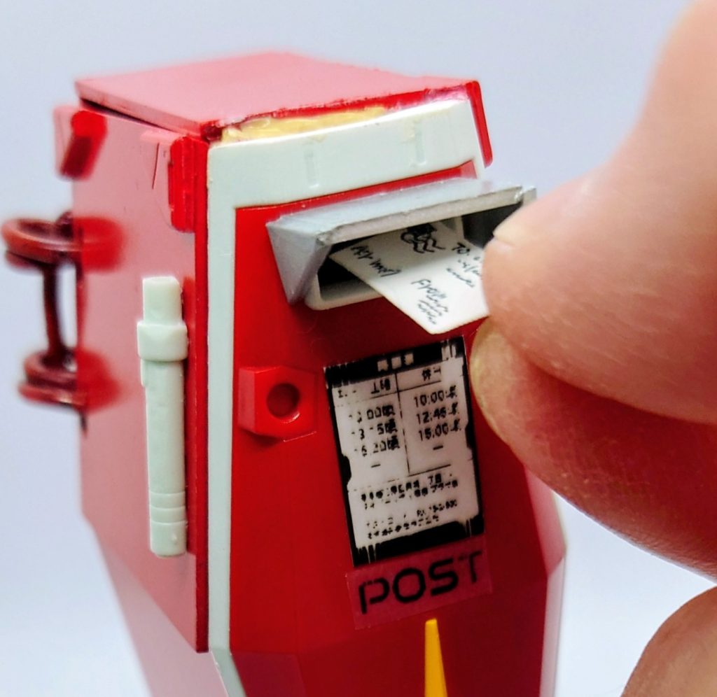 投函口からもちゃんと入れられます。