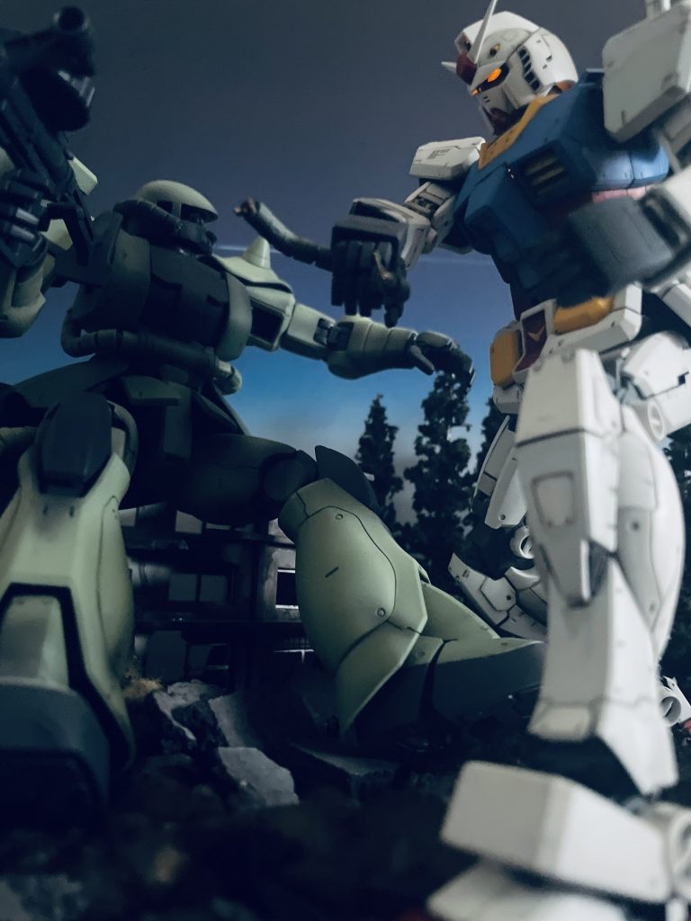 照明のトーンをかえて数枚。ガンダムのメインカメラを点灯させています。