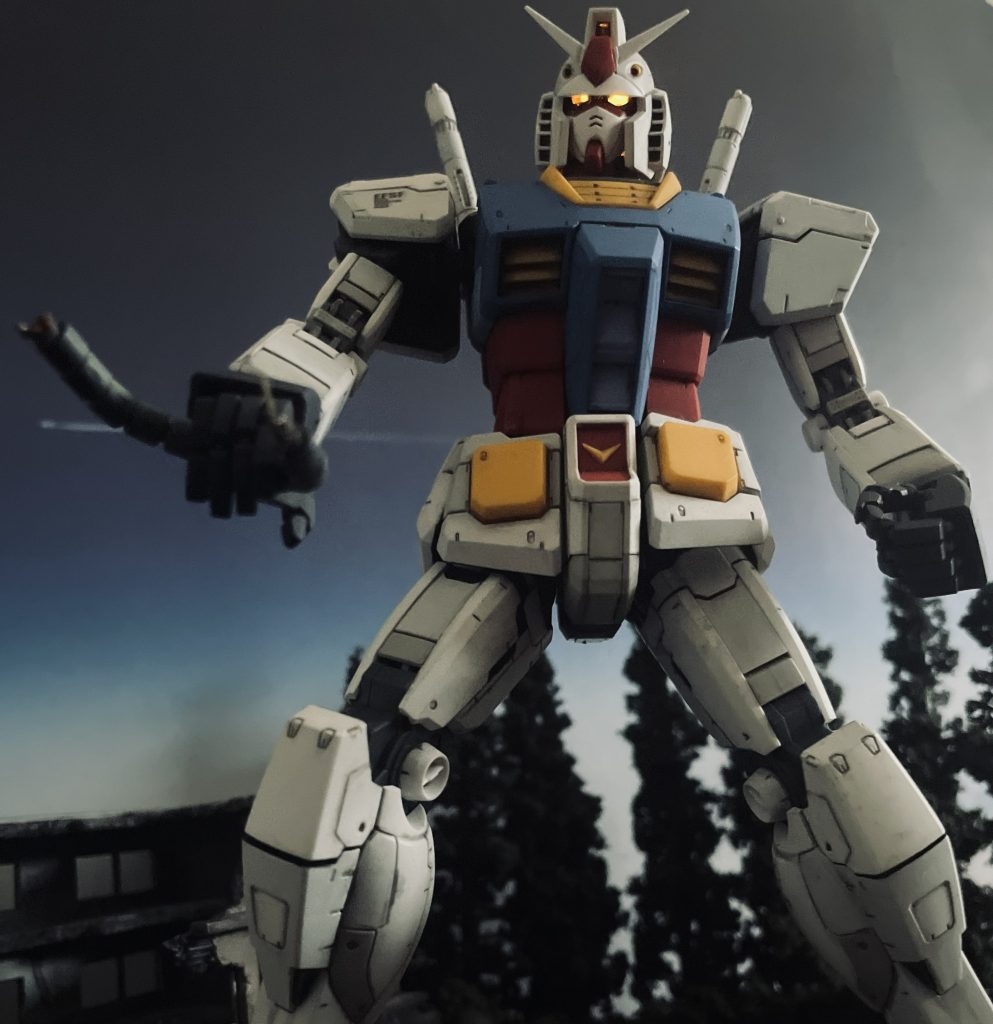 引きちぎったダクトを握り仁王立ち。「あれが連邦軍のモビルスーツの威力なのか。。！？」