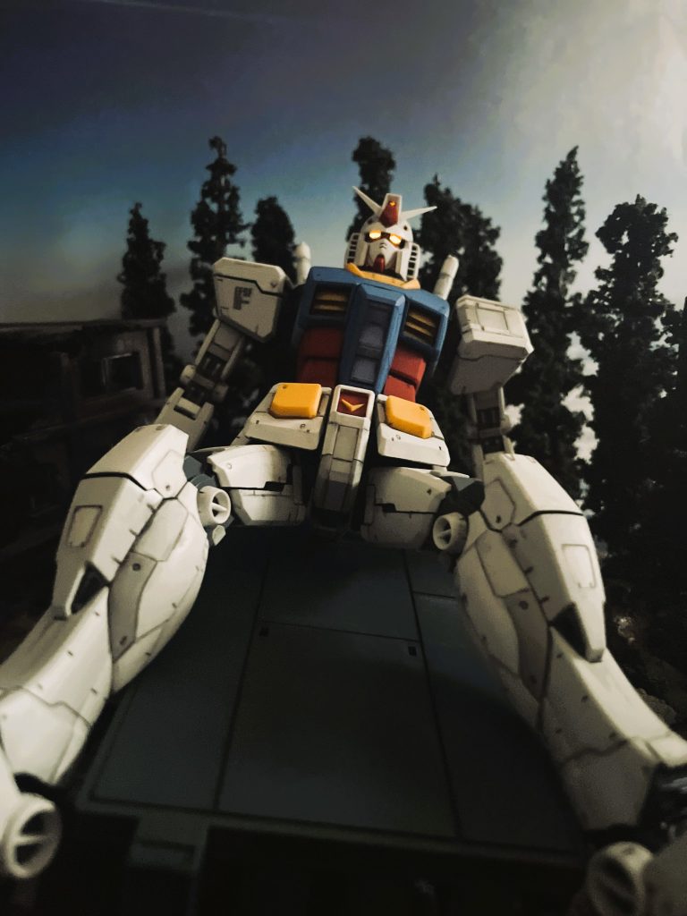 トレーラーから起き上がるシーンです。「立てよ。。立って！！」