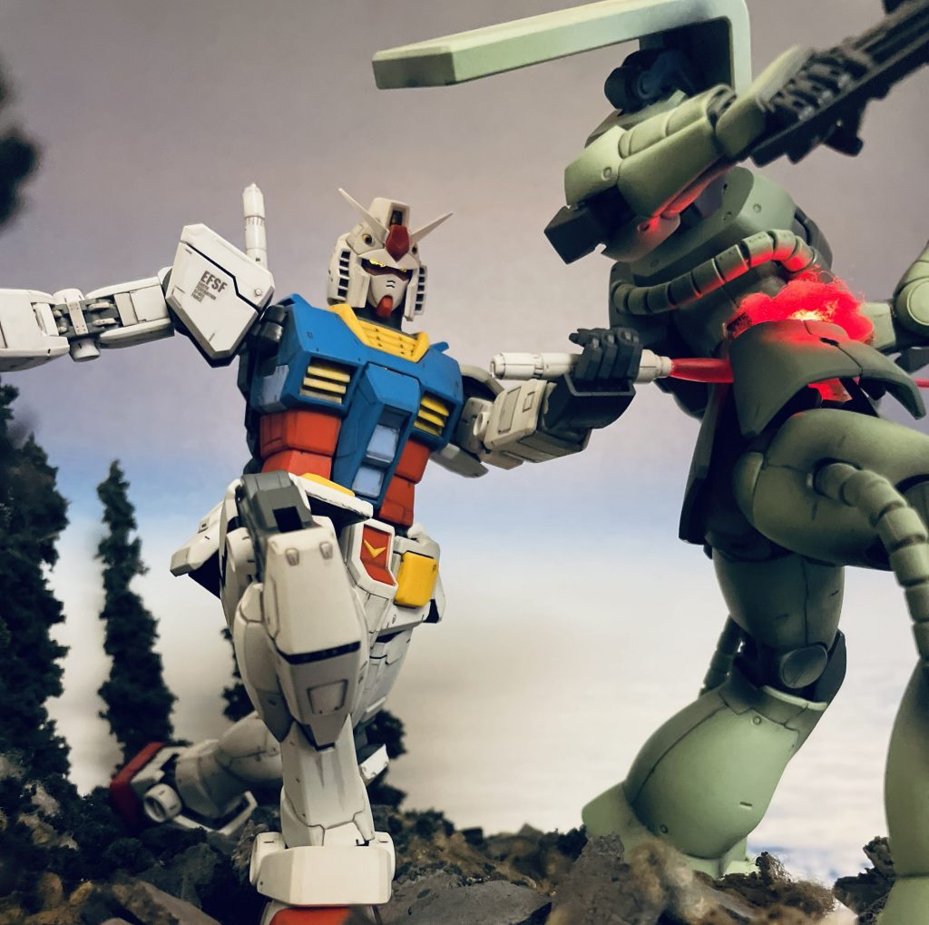 サーベルで切り裂くシーンをガンダムを正面に据えたアングルで捉えたショットです。