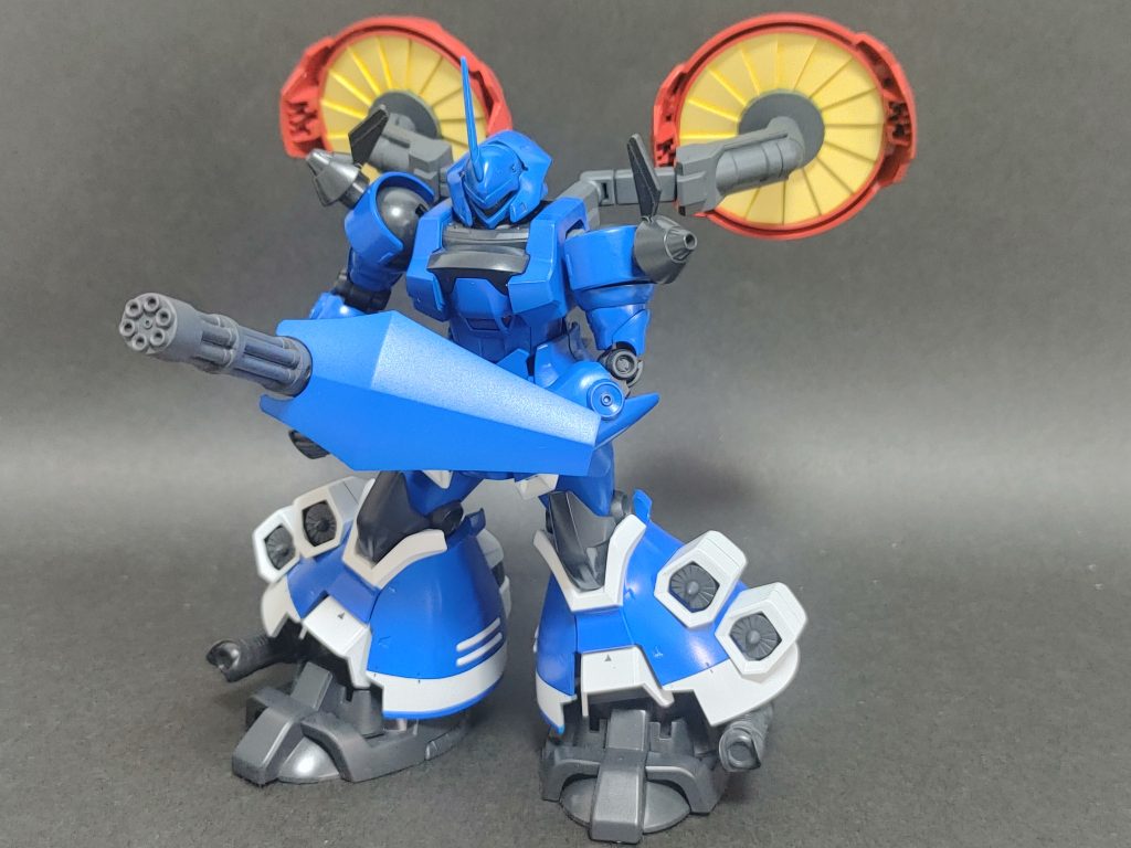 背中に背負ったガトリングを構えた状態。シールドが前腕を隠す事で攻防一体運用が可能。ホバリングとローターの力で、見た目とは裏腹にかなりのスピードで迫り来る。(ローターのカラーリングはザンネックもイメージ)