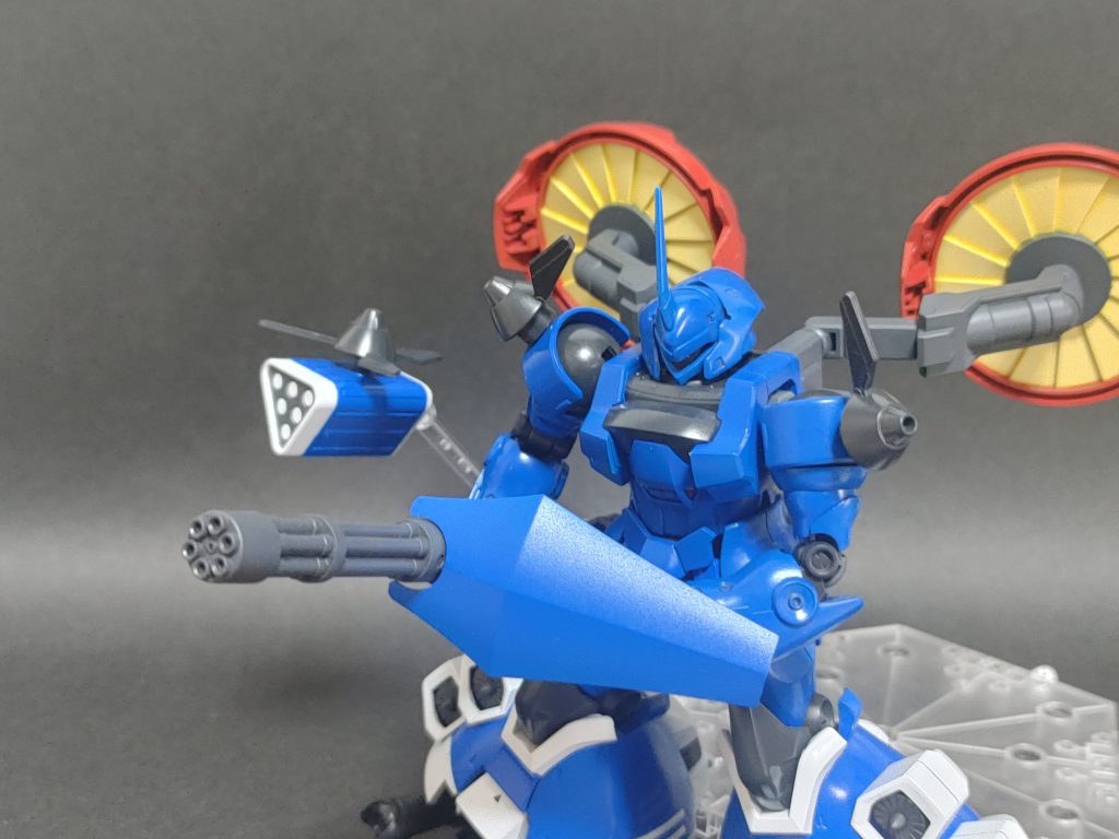 肩に装着したトライブレードは支援用運搬ドローンとして活用される。機動力のあるミサイルポッドは驚異だ。