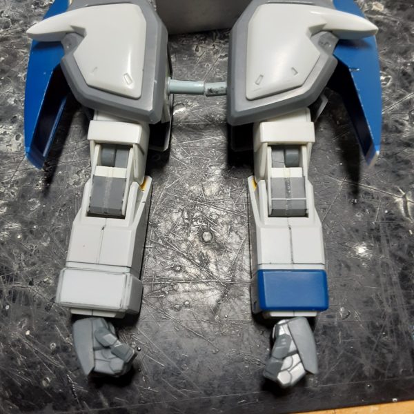 可動軸の追加や一部パーツの新造をしたデュエルの腕。&nbsp;ガンプラバトルアームアームズのパーツで肘を二重関節化。135°くらい曲がります。そのままでは肩へ接続できないのでプラサポと3ｍｍＰＣを固定。上腕は小さいのでプラ板で新造。&nbsp;肩アーマーは本来真ん中に合わせ目があるので分割ラインを変更。「ここに軸を通せ」とでも言いたげな位置に3ｍｍ穴があるので胴～肩間の軸に通せるようにプレートを新造。外側に飛び出たトンガリを削り込んでシャープ化。側面の青いパーツは裏側をパテで埋めてディテールを追加。パテやプラ板で延長してから削り込んでシャープ化。ヘタリ防止のため、接続部をＫＰＳランナーに変更。&nbsp;袖の辺りの青いパーツは20年の間に片方行方不明になってしまったし、設定画と違って腕とツライチになっている(上からアサルトシュラウドをかぶせる関係で仕方ないけど)のでプラ板で新造。4枚目の写真を見ると一回り太くなっているのがわかると思います。手首はビルドナックルズのＬサイズ。本来大柄な1/144キット用だけどデュエルが細身なせいか以外にもピッタリ。（4枚目）